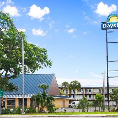 Days Inn Tampa North Of Busch Gardens Eksteriør billede